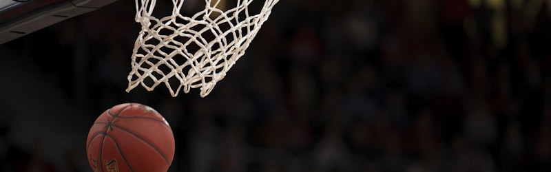 篮球运动员NBA比赛中扣篮的精彩瞬间