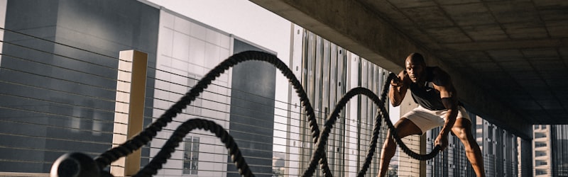 足球运动员在欧冠比赛中庆祝进球的瞬间特写